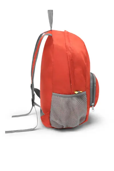 Beyaz arka planda fermuarlı ve omuz bantlı boş kırmızı sırt çantası. Seyahat günü sırt çantası. Okul naylon çantasını katlıyorum. yan görünüm.