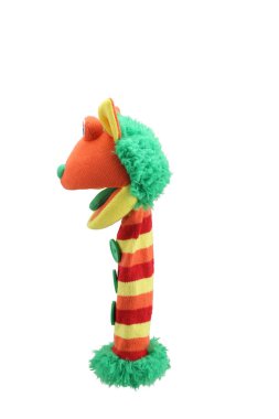 Beyaz arka planda izole edilmiş küçük komik çorap kuklası. El tiyatrosu yumuşak oyuncak koleksiyonu. Metin için boşluk. Üst Manzara. Yüksek çözünürlüklü. Stüdyo çekimi.