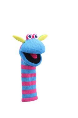 Beyaz arka planda izole edilmiş küçük komik çorap kuklası. El tiyatrosu yumuşak oyuncak koleksiyonu. Metin için boşluk. Üst Manzara. Yüksek çözünürlüklü. Stüdyo çekimi.