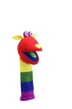 Beyaz arka planda izole edilmiş küçük komik çorap kuklası. El tiyatrosu yumuşak oyuncak koleksiyonu. Metin için boşluk. Üst Manzara. Yüksek çözünürlüklü. Stüdyo çekimi.