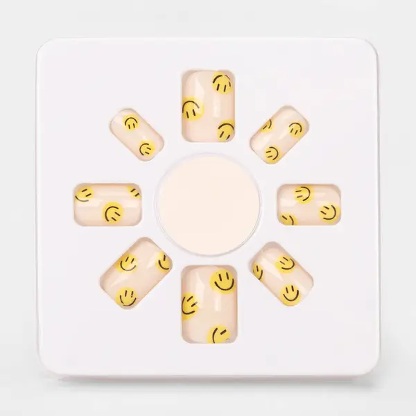 Beyaz arka planda izole edilmiş renkli sahte tırnak yapıştırıcısı seti. Üst Manzara. Kadınlar için takma tırnaklar. farklı moda tırnak şekilleri.