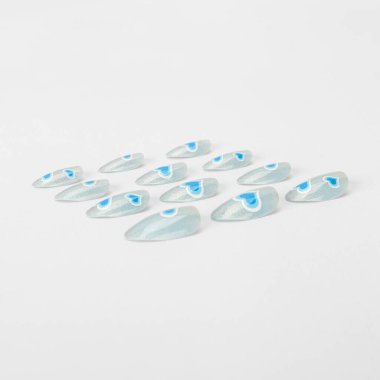 Beyaz arka planda izole edilmiş renkli sahte tırnak yapıştırıcısı seti. Üst Manzara. Kadınlar için takma tırnaklar. farklı moda tırnak şekilleri.