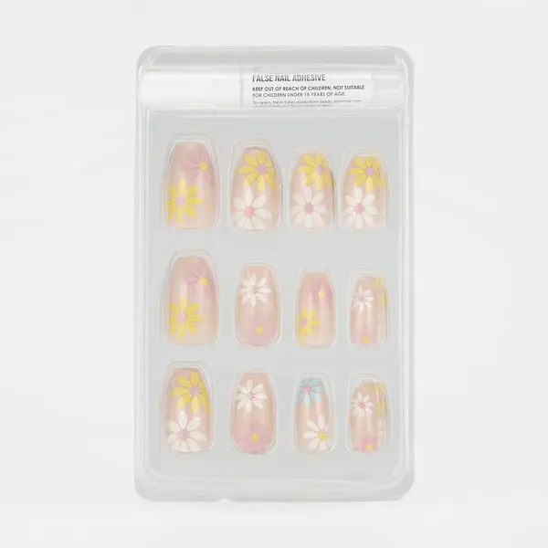 Beyaz arka planda izole edilmiş renkli sahte tırnak yapıştırıcısı seti. Üst Manzara. Kadınlar için takma tırnaklar. farklı moda tırnak şekilleri.