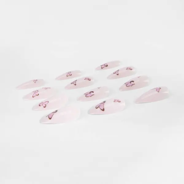 Beyaz arka planda izole edilmiş renkli sahte tırnak yapıştırıcısı seti. Üst Manzara. Kadınlar için takma tırnaklar. farklı moda tırnak şekilleri.