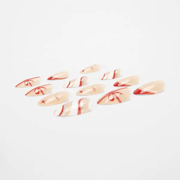 Beyaz arka planda izole edilmiş renkli sahte tırnak yapıştırıcısı seti. Üst Manzara. Kadınlar için takma tırnaklar. farklı moda tırnak şekilleri.