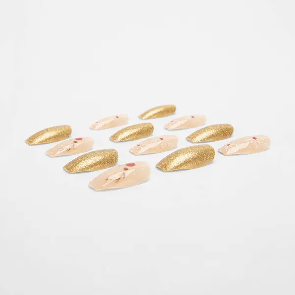 Beyaz arka planda izole edilmiş renkli sahte tırnak yapıştırıcısı seti. Üst Manzara. Kadınlar için takma tırnaklar. farklı moda tırnak şekilleri.