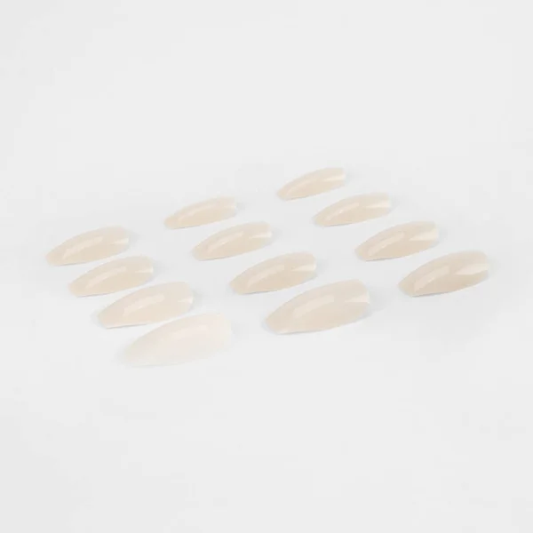 Beyaz arka planda izole edilmiş renkli sahte tırnak yapıştırıcısı seti. Üst Manzara. Kadınlar için takma tırnaklar. farklı moda tırnak şekilleri.