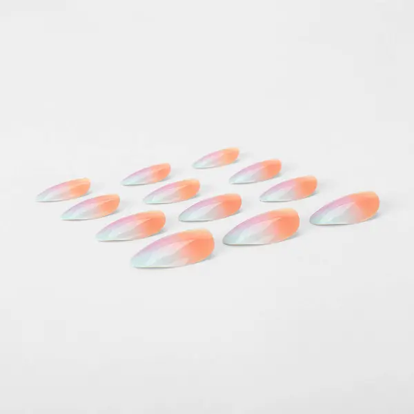 Beyaz arka planda izole edilmiş renkli sahte tırnak yapıştırıcısı seti. Üst Manzara. Kadınlar için takma tırnaklar. farklı moda tırnak şekilleri.