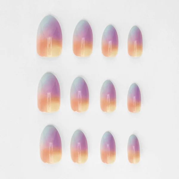 Beyaz arka planda izole edilmiş renkli sahte tırnak yapıştırıcısı seti. Üst Manzara. Kadınlar için takma tırnaklar. farklı moda tırnak şekilleri.