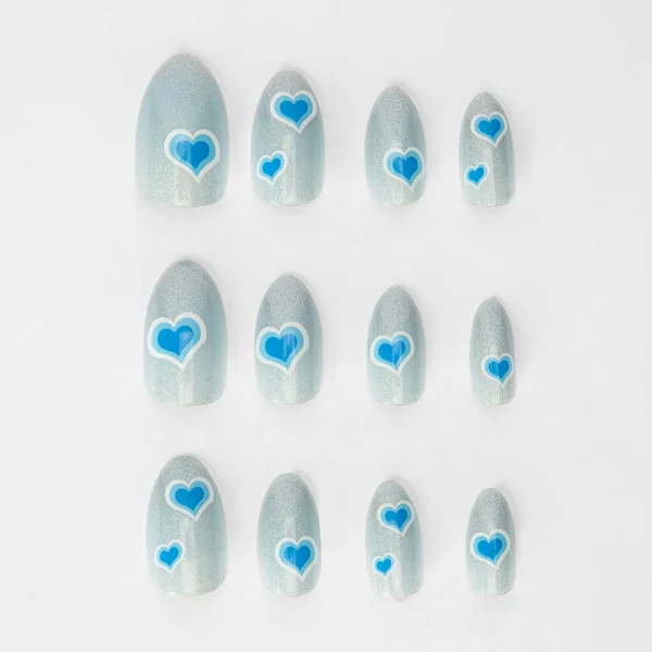 Beyaz arka planda izole edilmiş renkli sahte tırnak yapıştırıcısı seti. Üst Manzara. Kadınlar için takma tırnaklar. farklı moda tırnak şekilleri.