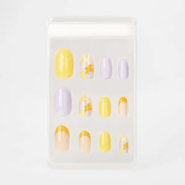 Beyaz arka planda izole edilmiş renkli sahte tırnak yapıştırıcısı seti. Üst Manzara. Kadınlar için takma tırnaklar. farklı moda tırnak şekilleri.