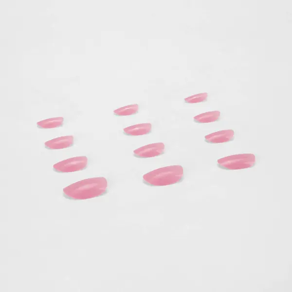 Beyaz arka planda izole edilmiş renkli sahte tırnak yapıştırıcısı seti. Üst Manzara. Kadınlar için takma tırnaklar. farklı moda tırnak şekilleri.