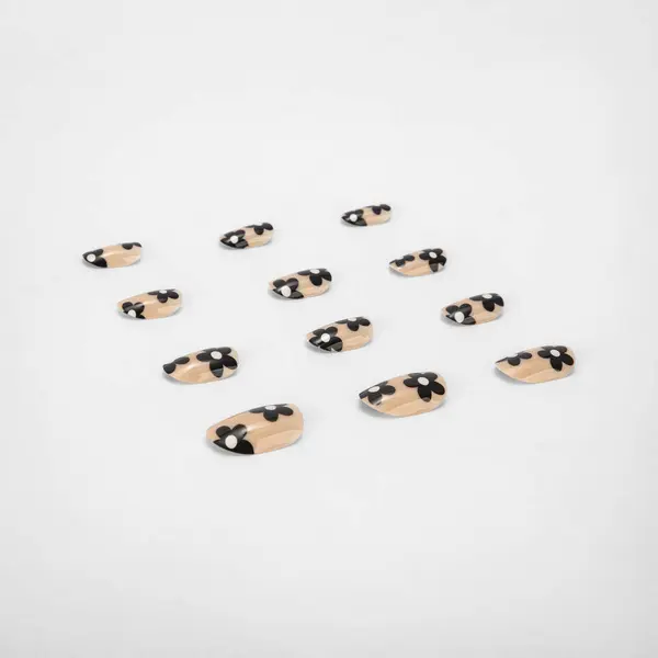 Beyaz arka planda izole edilmiş renkli sahte tırnak yapıştırıcısı seti. Üst Manzara. Kadınlar için takma tırnaklar. farklı moda tırnak şekilleri.