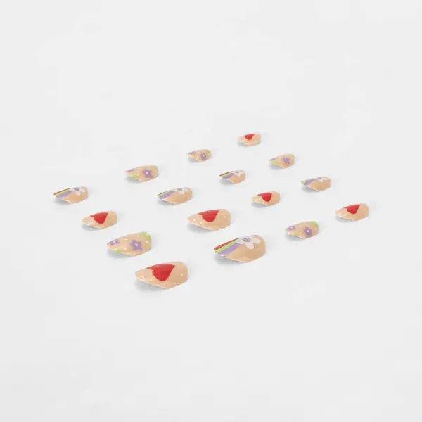 Beyaz arka planda izole edilmiş renkli sahte tırnak yapıştırıcısı seti. Üst Manzara. Kadınlar için takma tırnaklar. farklı moda tırnak şekilleri.