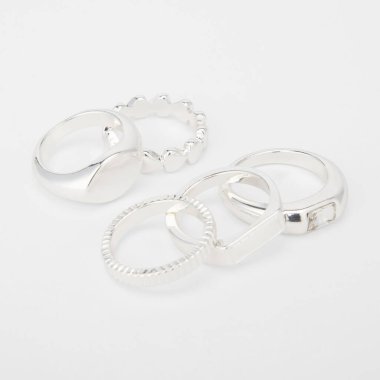 Evlilik teklifleri mücevher ve kırpma yolu. Halka beyaz bir arkaplanda izole edilmiş. Sevgililer günü, düğün, süs yüzükleri. Lütfen portföyümdeki benzer resimlere bakın..