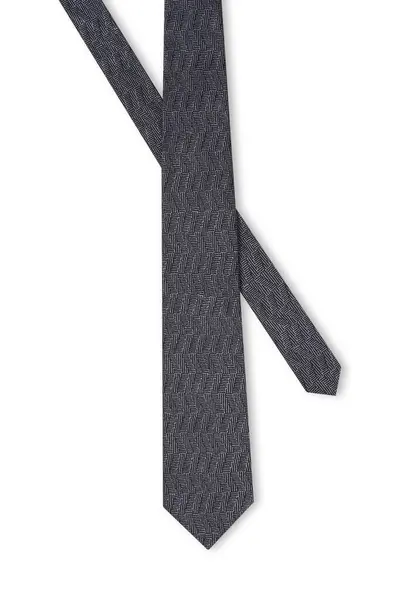 Boyunbağı (kravat) beyaz arkaplan + kırpma yolunda izole edildi.