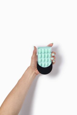 Beyaz bir arka planda manikürcüden sonra takma tırnaklı kadın eli. Sahte ya da kesilmiş tırnaklı takma tırnaklar. Parmaklarda sanat tırnağı tasarımı.