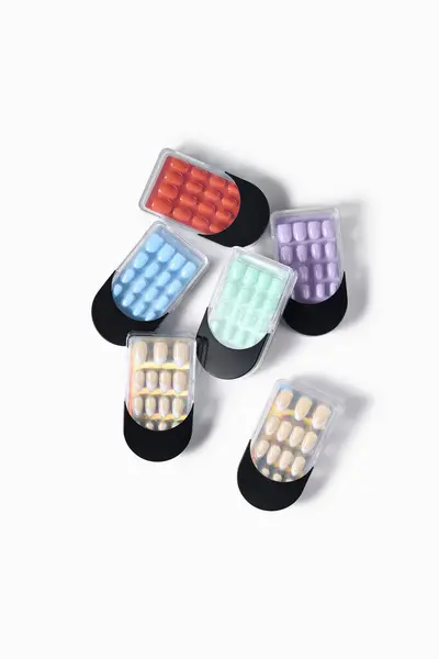 Sahte Tırnaklar, jpeg + kırpma yolunu izole etti. Sahte çivi beyaz arka planda izole edilir. Parmaklarda sanat tırnağı tasarımı.