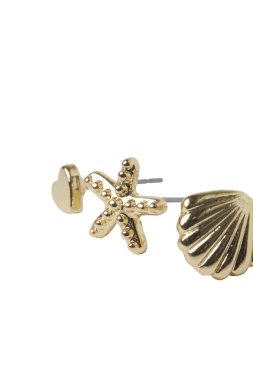 Bu stüdyo çekiminde görkemli bir altın küpe, lüks yansımaları olan minimalist bir mücevher tasarımı yer alıyor. Moda, güzellik ve zarif stil için mükemmel. Beyaz Arkaplanda İzole Edilmiş Kes