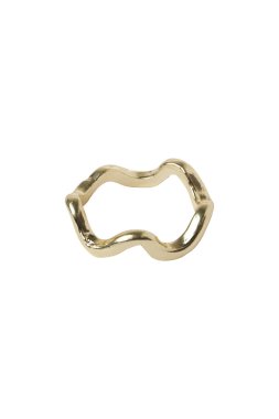 Bu stüdyo çekiminde görkemli bir altın küpe, lüks yansımaları olan minimalist bir mücevher tasarımı yer alıyor. Moda, güzellik ve zarif stil için mükemmel. Beyaz Arkaplanda İzole Edilmiş Kes