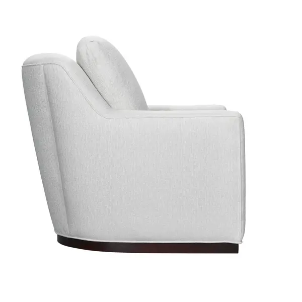 Beyaz kumaşla döşenmiş, zarif, modern bir koltuğun yan görünüşü. Koltuk, iç dekorasyonu görselleştirmek veya mobilya tasarımını sergilemek için mükemmel koyu ahşap bir tabana kurulmuş, rahat bir sırt sırtı ve kollukları olan minimalist bir tasarıma sahiptir.