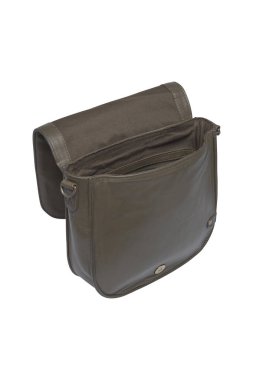 Zarif, yeşil bir zeytin rengi omuz çantası sunuluyor, kapağı açık, iç detayları gözler önüne seriliyor. Görüntü temiz beyaz bir arkaplanda izole edilmiş.