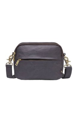 Parlak, gri deri bir kros çantası, temiz beyaz bir zemine karşı altın donanımla sunuluyor. Bu şık aksesuar modern tasarım ile günlük işlevselliği birleştiriyor.