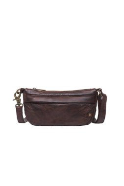 Yakın çekim stüdyo çekimlerinde ayarlanabilir bir omuz kayışı ve fermuarlı bir cebi olan koyu kahverengi deri deri bir çanta klasik tarzı ve gündelik tasarımı çağrıştırıyor.