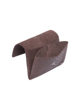 Kahverengi deri katlanabilir cüzdan, parlak düğmeli, şık sürüngen derisi desenli, temiz beyaz arka planda izole edilmiş.