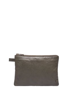 Stüdyo çekimlerinde zeytin yeşili bir fermuar kesesi beyaz bir arka planda izole edilir. Bu şık aksesuar kişisel bakım ve seyahat için mükemmeldir.