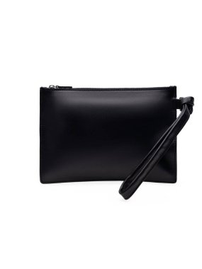 Pürüzsüz, siyah deri bir debriyaj ve uygun bir bileklik, el değmemiş beyaz bir arka planda sergilenir. Moda aksesuarları ve lüks eşyaları sergilemek için mükemmeldir.