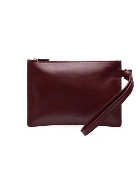Beyazın üzerine izole edilmiş, bileklik ile işlenmiş kestane rengi deri bir debriyaj. Minimalist ve sofistike moda tasarımları için çok yönlü ve şık bir aksesuar.