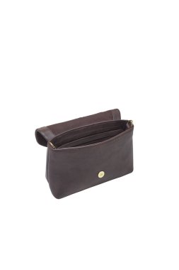 Kahverengi deri bir çanta açılır, içini gösterir, iç kapağını açar ve altın toka zarif bir sadelik katlar.