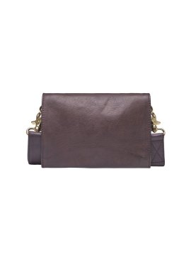 Koyu kahverengi deri bir kros çantası, altın teçhizat ve ayarlanabilir bir kayış, beyaz bir arka planda temiz bir stüdyo çekimi sunar.