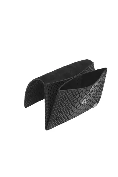 Zarif bir yılan derisi dokusuna sahip sofistike bir siyah deri kart tutucu. Minimalist ve modern bir stüdyoda sunuluyor. Ürün zarif ve zarif.