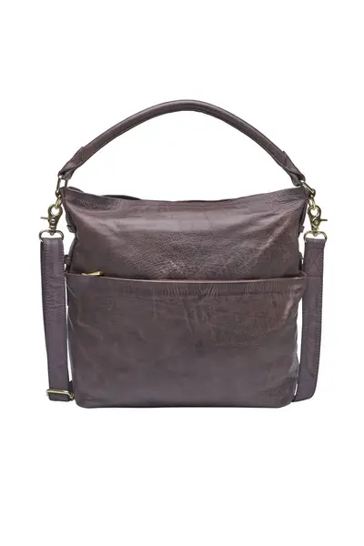 Çok yönlülük için beyaz bir arka planda seçmeli bir kayış ve saplı kahverengi bir omuz çantasının çekimini kapat.