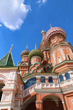 Moskova 'daki Kızıl Meydan' daki St. Basils katedrali ve mavi gökyüzü. Yüksek kalite fotoğraf