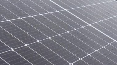 Seçici odaklı, yenilenebilir enerji teknolojisi sunan güneş panellerinin yakınlaştırılması.