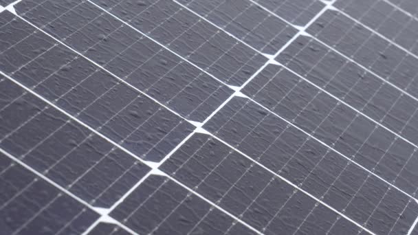 雨天屋顶太阳能电池板的闭合 水滴飘落 可再生能源概念 — 图库视频影像