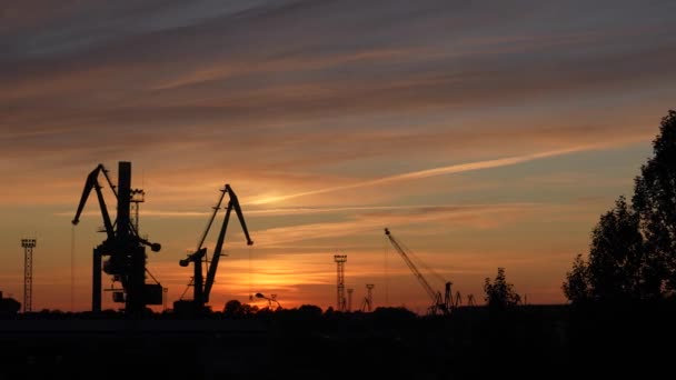 Letonya Nın Ventspils Limanındaki Sanayi Bölgesinden Güneş Battıktan Sonra Panorama — Stok video