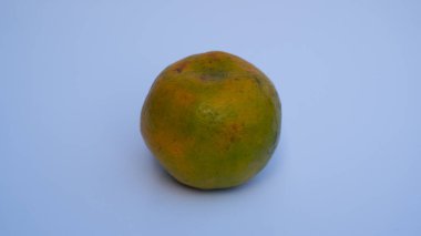 Temiz Beyaz Arkaplanda Doğal Dokuya sahip Taze Yeşil Turuncu Turuncu Turuncu Meyve Yakından Bakışı