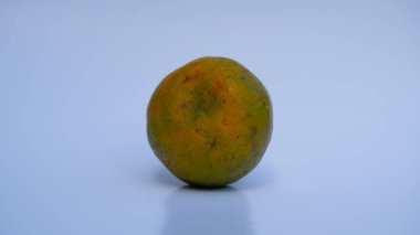 Beyaz Arkaplanda İzole edilmiş Yeşil Turuncu Meyve Doğal Renk Çeşitliliğini Vurguluyor