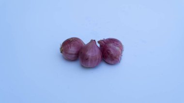 Üç Shallot: Yüksek Tanımlı Taze Shallotların Basit Düzenlenmesi