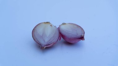 Taze Shallotlar: Temiz bir arkaplanda Shallotların Doğal Güzelliğini Yakalamak