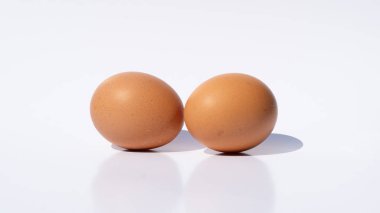 İzole edilmiş Kahverengi Yumurta Beyaz Yüzeyde Dinleniyor