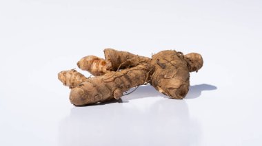 Taze zerdeçal Kökünün Yakın Çekimi ve Temiz Beyaz Arkaplanda Kalan Zengin Dokular