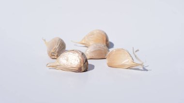 Sakince Gölgeli Doğal Sarımsak Ampulü Sade Beyaz Arkaplanda Yakalandı