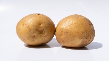 Beyaz bir yüzeyde izole edilmiş bir çift patates.