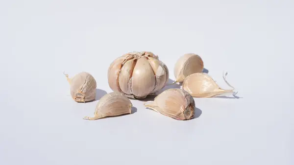 Sarımsak Ampulü Temiz Beyaz Arkaplana Karşı Yumuşak Işıkla Vurgulandı