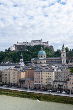 Yazın bulutlu eski Salzburg kasabası, Avusturya